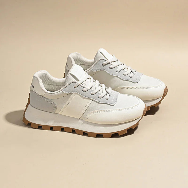 סניקרס אורטופדיות בגימור אופנתי טרנדי ללוק של אישה שיודעת לתת אמירה חכמה