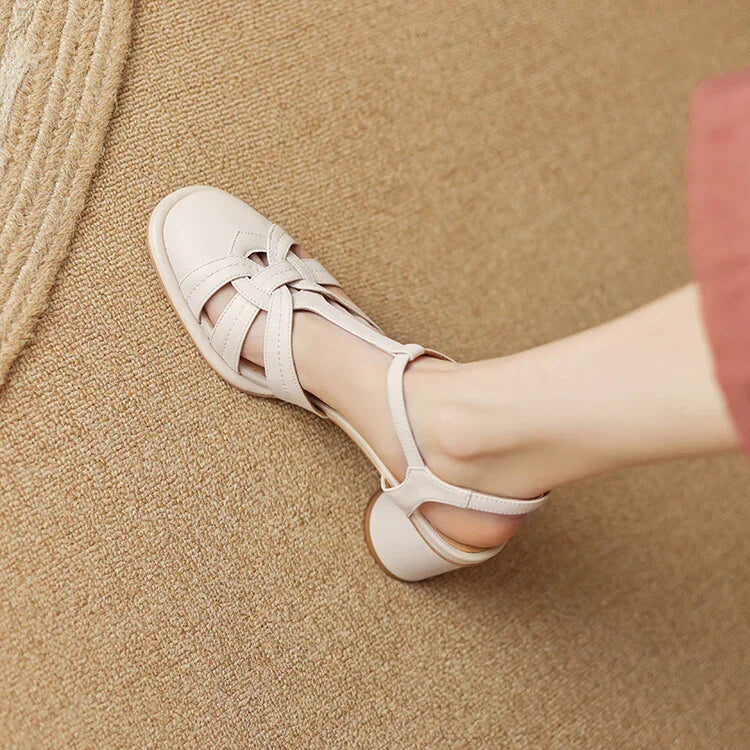 סנדל אלגנטי של מעצב בגיזרה רטרו ללוק אופנתי מיוחד ולהופעה מסקרנת