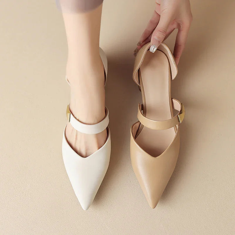 סנדל רטרו מהפנט של מעצב העל האיטלקי בגימור שפיצי עדין ללוק נשי טרנדי