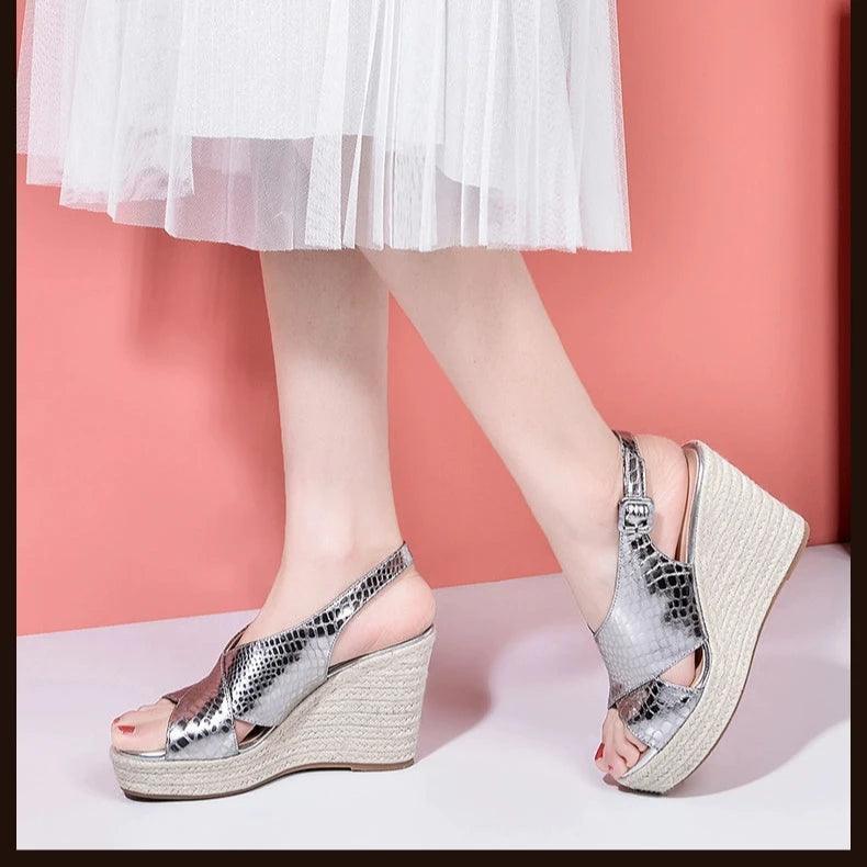 סנדל פלטפורמה מעור של מעצב מצרפת להופעה נשית חתיכית וללוק מדהים שמתאים להכל