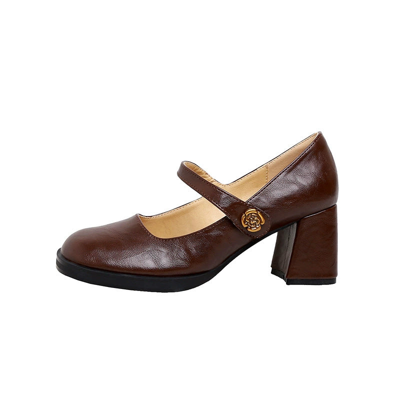 נעלי בובה מרהיבות בסטייל רטרו של פעם להופעה נשית שוברת מוסכמות וללוק מושקע