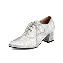 מוקסין שפיצי בגימוק תחרה מיוחד של מעצב העל הבלגי ללוק נשי סוחף