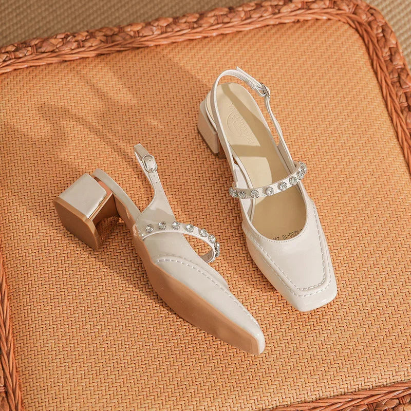 דגם מעוצב עם רצועת אבנים – אלגנטי ונוח