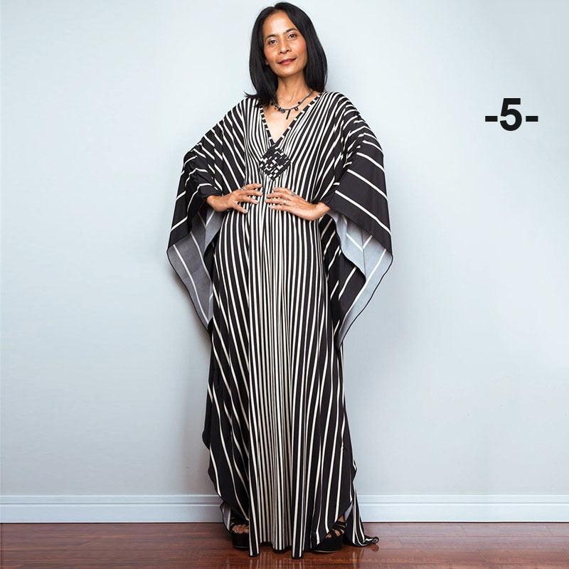 שמלת אוברסייז רחבה ונשפכת ללוק של חוף קייצי ושמח