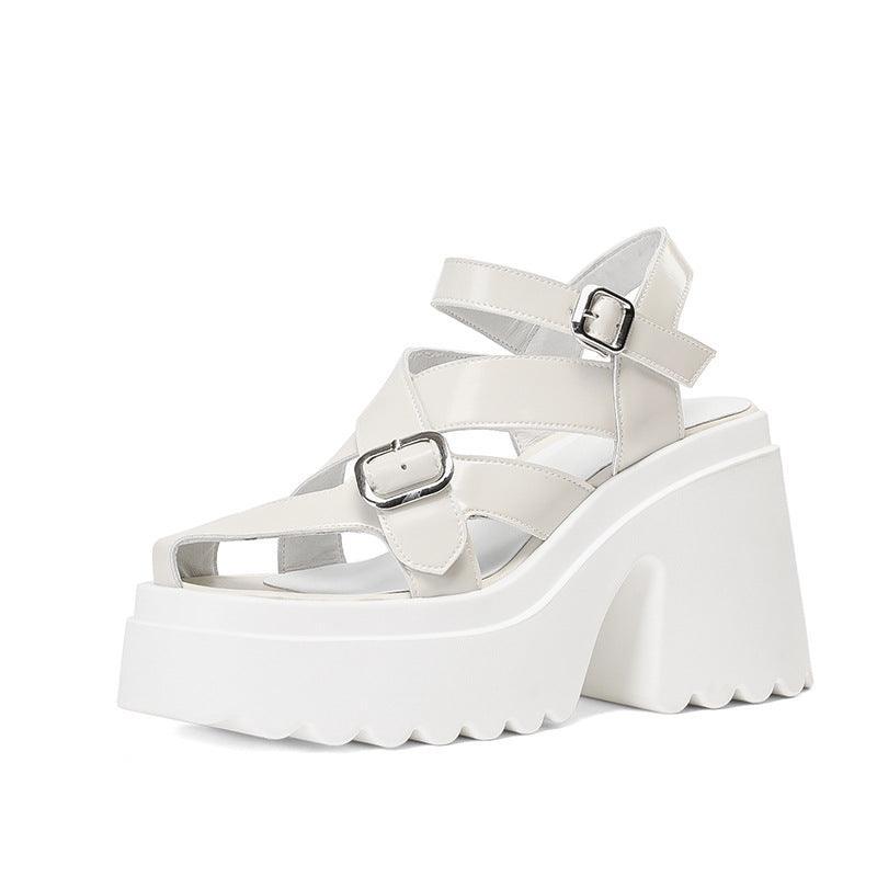 סנדל נוחות גבוה של מעצב ספרדי בגימור לקה מהפנט ללוק נשי קייצי מלהיב