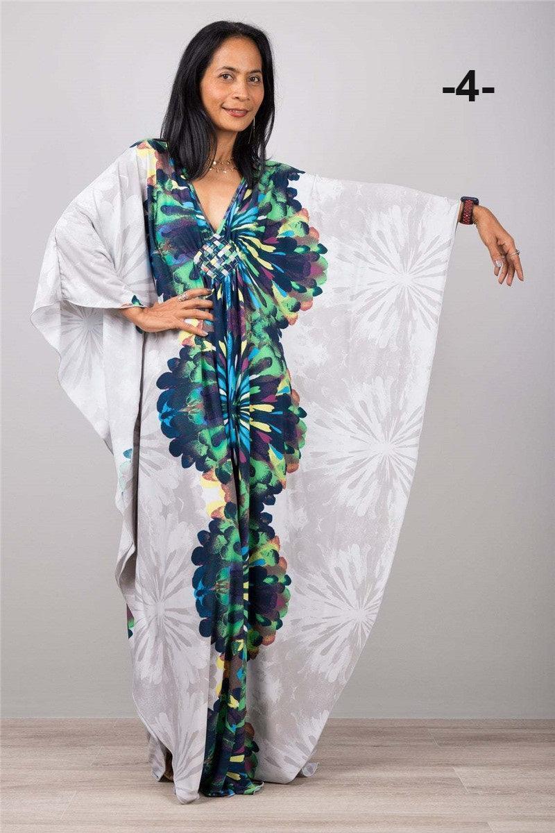 שמלת אוברסייז רחבה ונשפכת ללוק של חוף קייצי ושמח