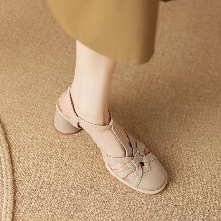 סנדל אלגנטי של מעצב בגיזרה רטרו ללוק אופנתי מיוחד ולהופעה מסקרנת