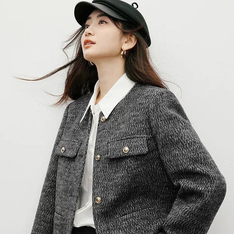 מעיל אנגורה מהפנט של מעצב בגימור כפתורי ללוק נשי מרהיב