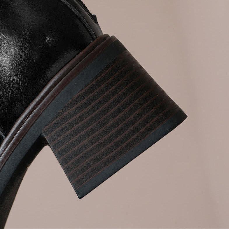 מגף עור מהפנט בגימור נשי אתני ללוק של אישה עצמאית משגשגת