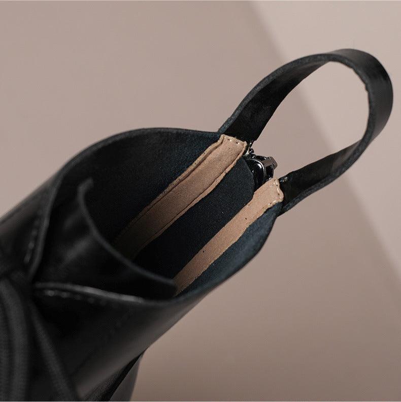 מגף עור מהפנט בגימור נשי אתני ללוק של אישה עצמאית משגשגת