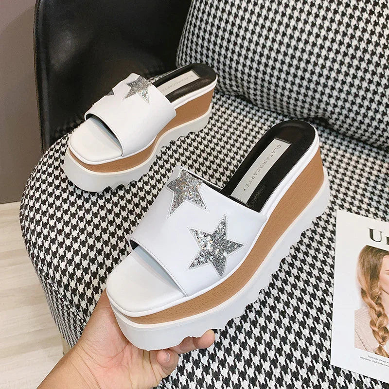 כפכף איטלקי בגימור מבריק לוהט ללוק נשי נוכח ולהופעה שמשדרגת אותך