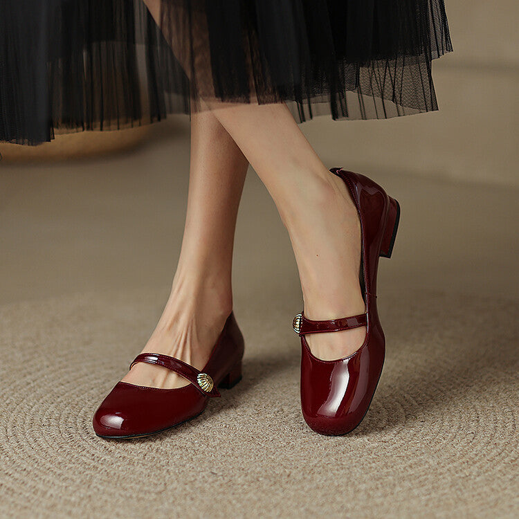 נעל בובה מצרפת בגימור לקה מבריק להופעה נשית מהפנטת וללוק ייחודי