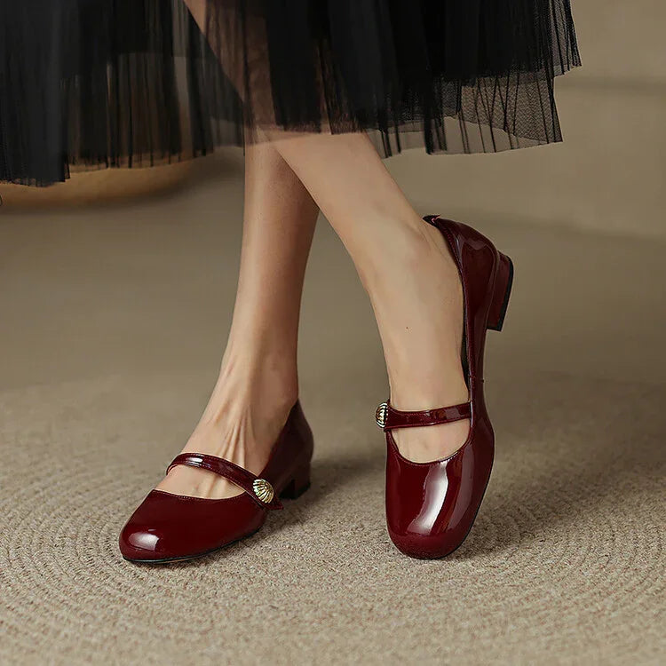 נעל בובה מצרפת בגימור לקה מבריק להופעה נשית מהפנטת וללוק ייחודי