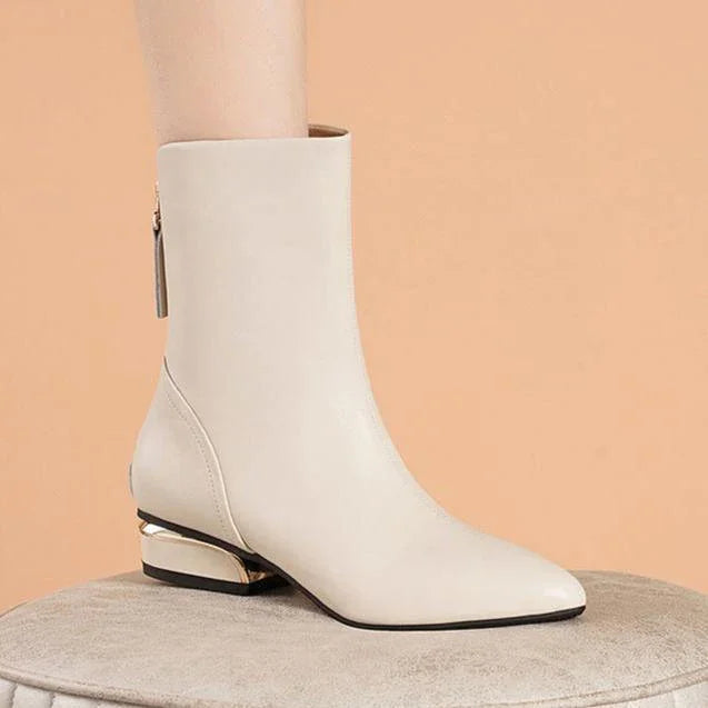 מגפון שפיצי מספרד בגימור נשי מיוחד ובשילוב רצועת עור עדינה ללוק נשי מרהיב