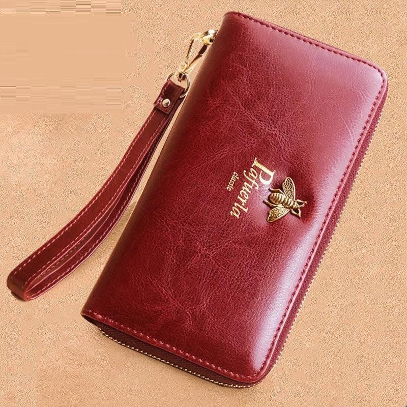 ארנק אלגנטי מעור מקורי בעיצוב חדשני וטרנדי להופעה של אישה חזקה ועצמאית