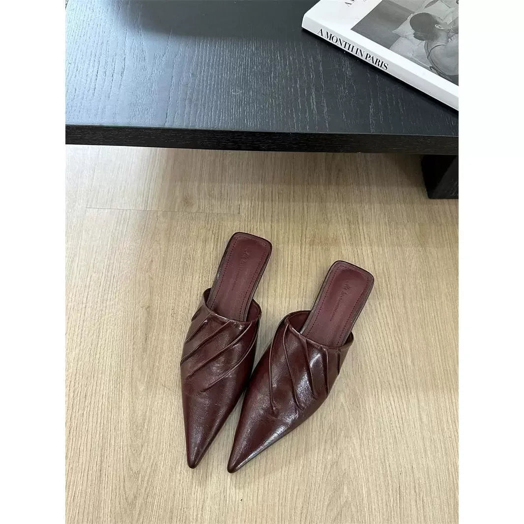 כפכף שפיץ מטאלי בגימור נשי טרדני ממילאנו להופעה של אישה חזקה ועוצמתית