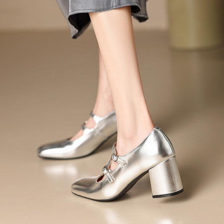 סנדל לקה איטלקי בגימור רצועות בסגנון רטרו ללוק של אישה עם ביטחון - לה איסלה