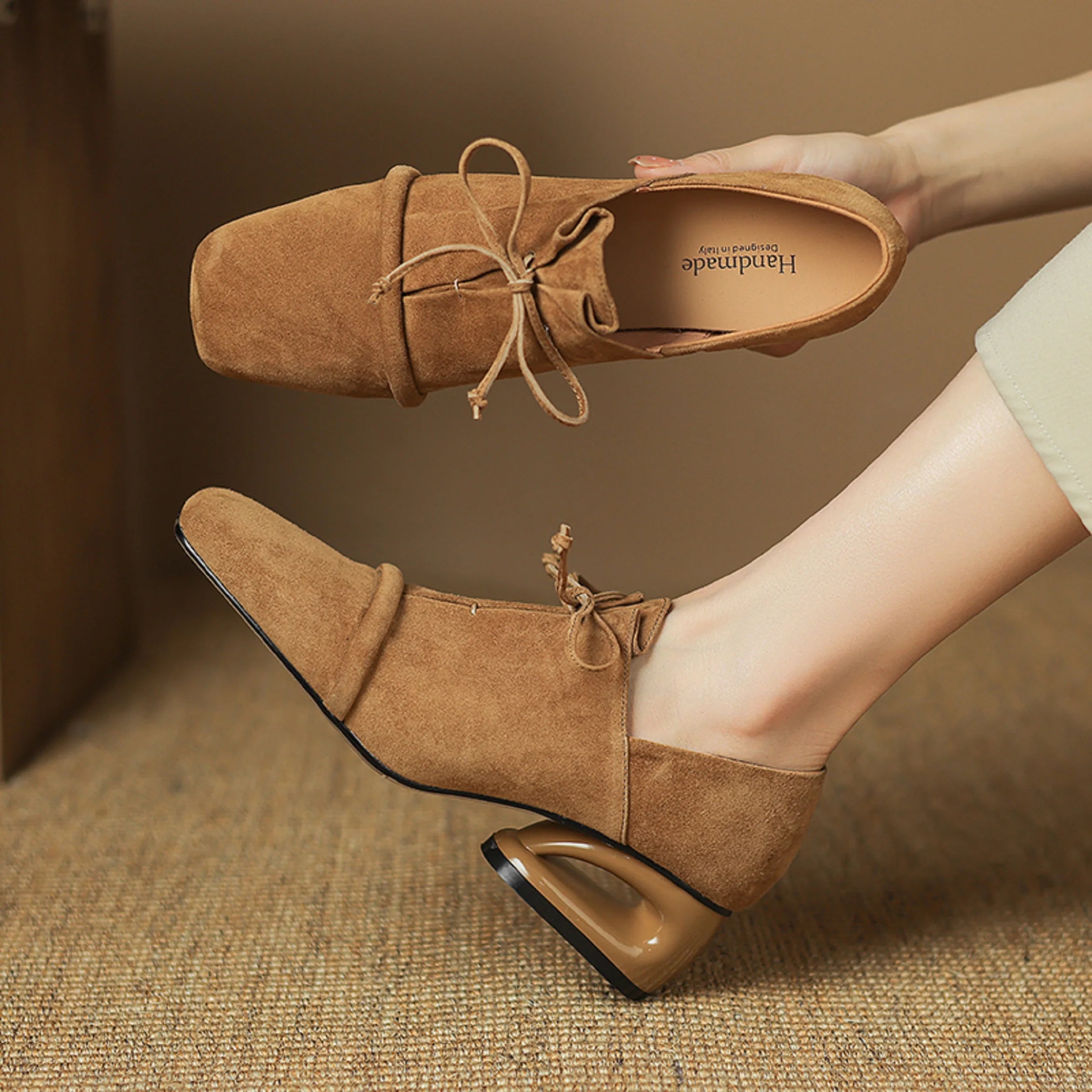 מוקסין זמש של מעצב ספרדי בחיתוך נשי מעוצב להופעה נשית מרתקת