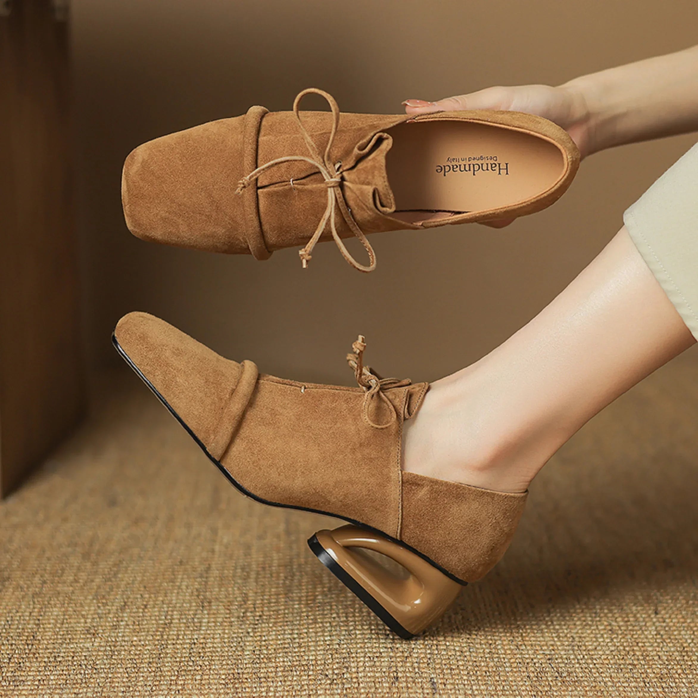 מוקסין זמש של מעצב ספרדי בחיתוך נשי מעוצב להופעה נשית מרתקת