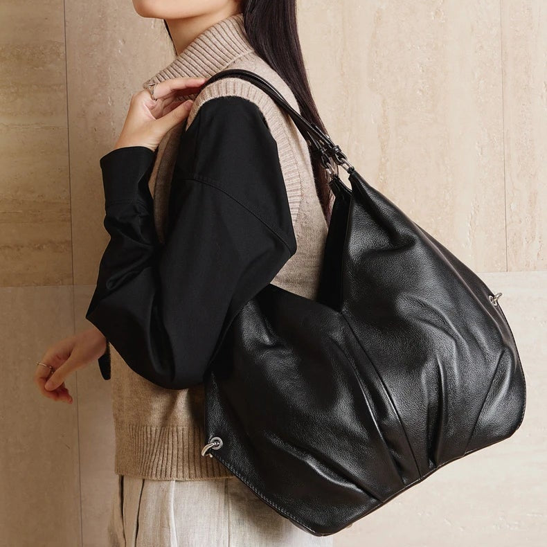 תיק עור מקוריאה בגימור אותנטי משבח ללוק של אישה שמושכת תשומת לב