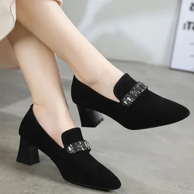 נעל איטלקית בגימור זמש מקורי להופעה אלגנטית ולהופעה של אישה עם נוכחות עוצמתית