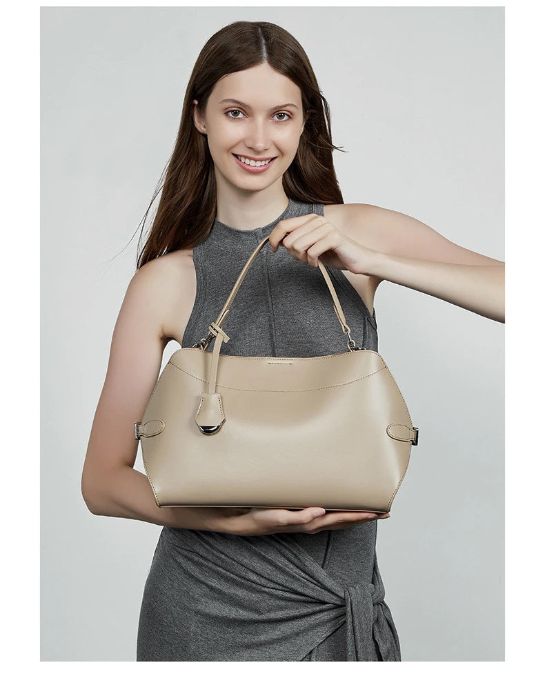 תיק עור מקורי של מעצב איטלקי לנשיאה על הכתף או ביד ללוק נשי חזק