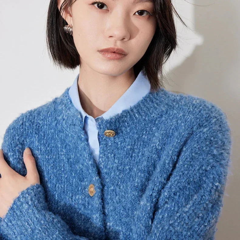 עליונית חורפית בגימור כפתורים אופנתיים ללוק נשי וקרתי ולהופעה מהפנטת