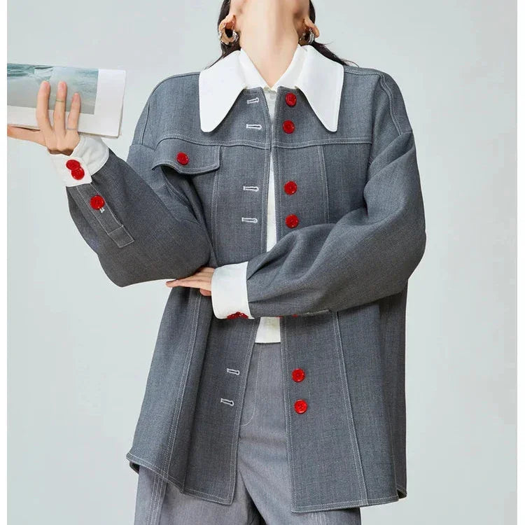 ג'קט אוברסייז אופנתי ממילאנו בגימור כפתורים אדומים ללוק אטרקטיבי מושך