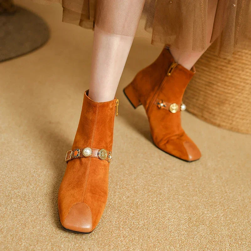 מגפון זמש היסטרי בגימור תכשיט מעוצב ללוק של ערב נוצץ וללוק של אישה מנצחת