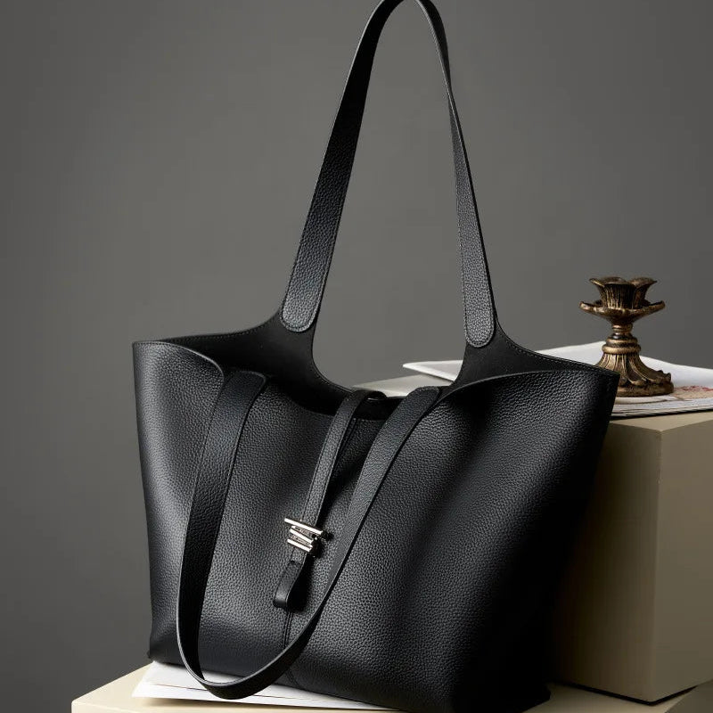 תיק עור מהמם בגימור נשי יוקרתי להופעה של אישה שמשדרת ביטחון