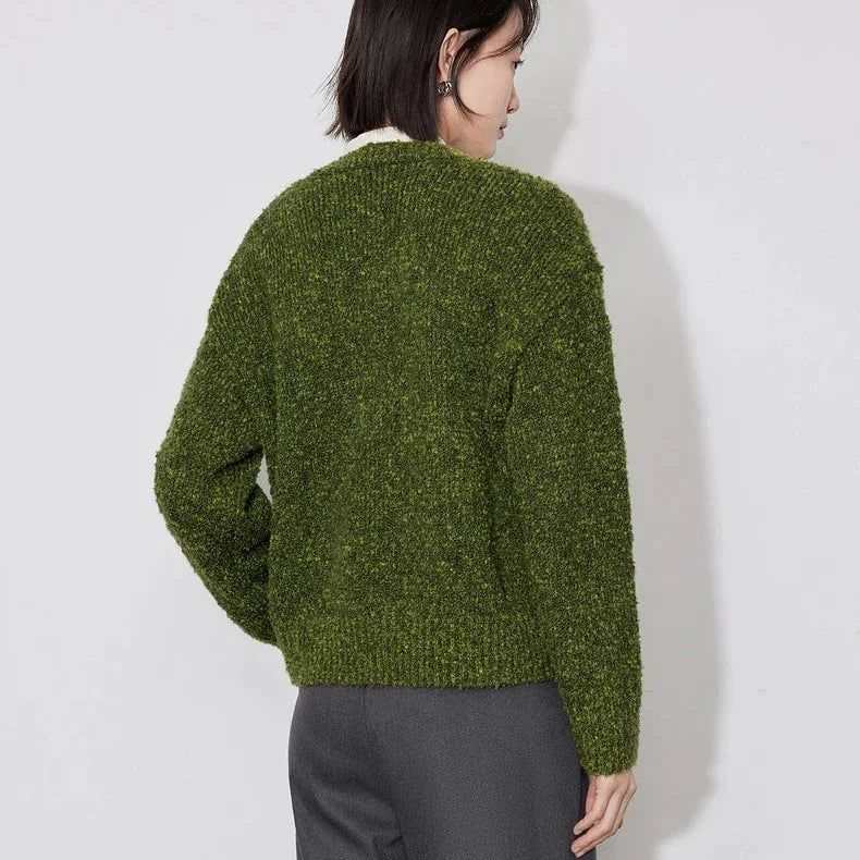 עליונית חורפית בגימור כפתורים אופנתיים ללוק נשי וקרתי ולהופעה מהפנטת