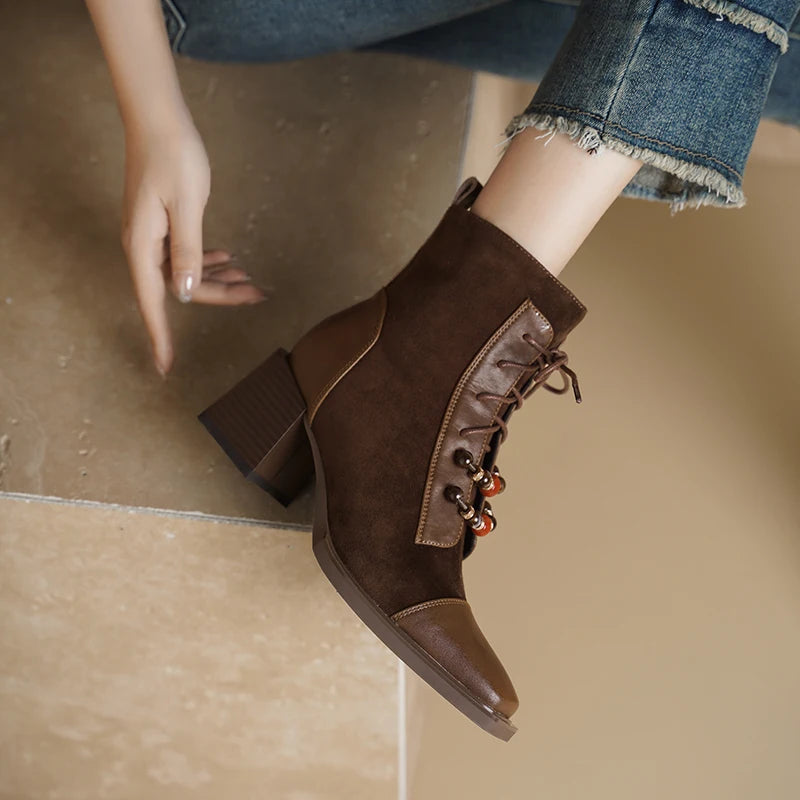 מגפון עור מטריף מאיטליה בשילוב חרוזים אתניים ללוק של אישה סוחפת