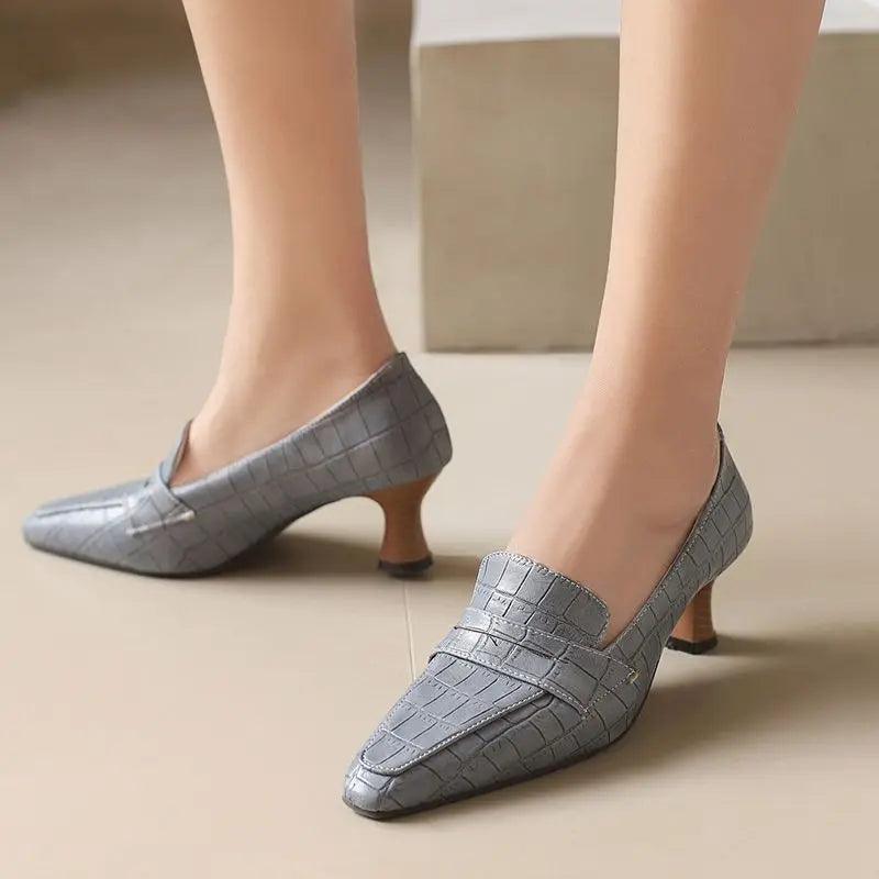 נעלי עקב רטרו מדליקות בגימור נשי מנוחש להופעה מרהיבה וללוק מכובד ויוקרתי - לה איסלה: אופנה וחזיות פרימיום