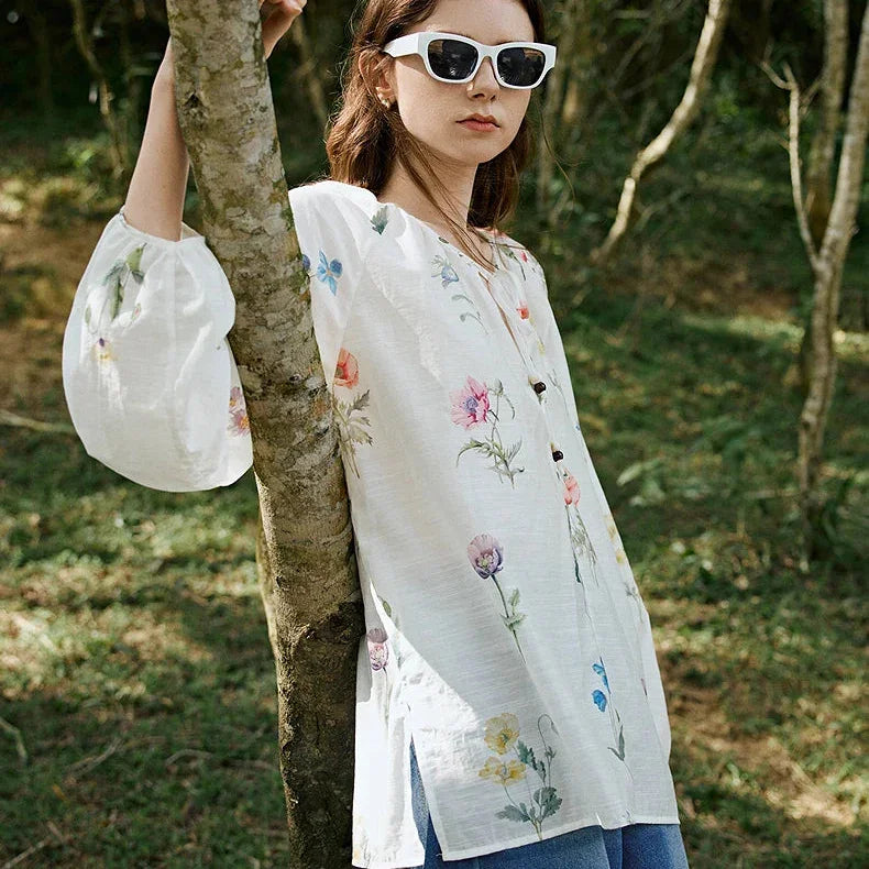 חולצת אוברסייז של מעצב איטלקי בגימור רומנטי ופרחוני ללוק של אישה עדינה