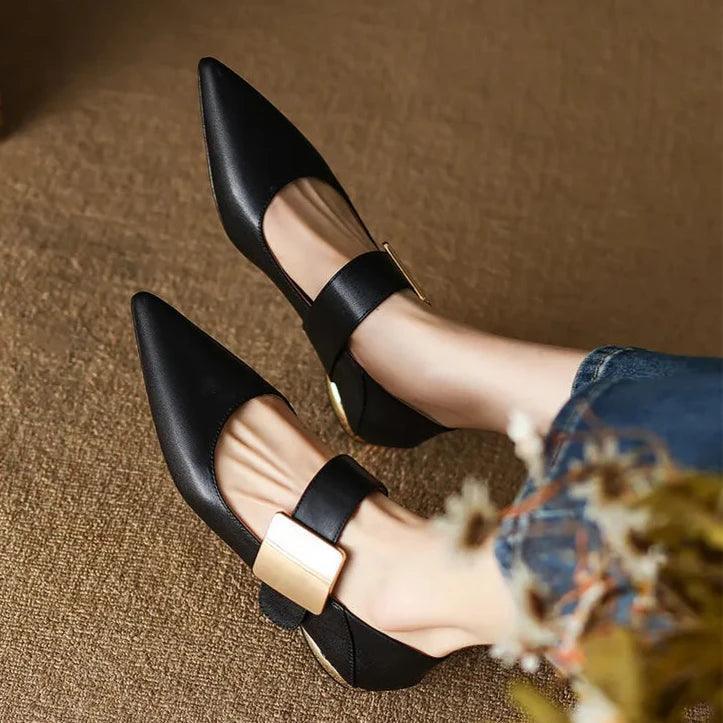 סנדל מעוצב עם שפיץ ועיטור יוקרתי ללוק נשי מרשים