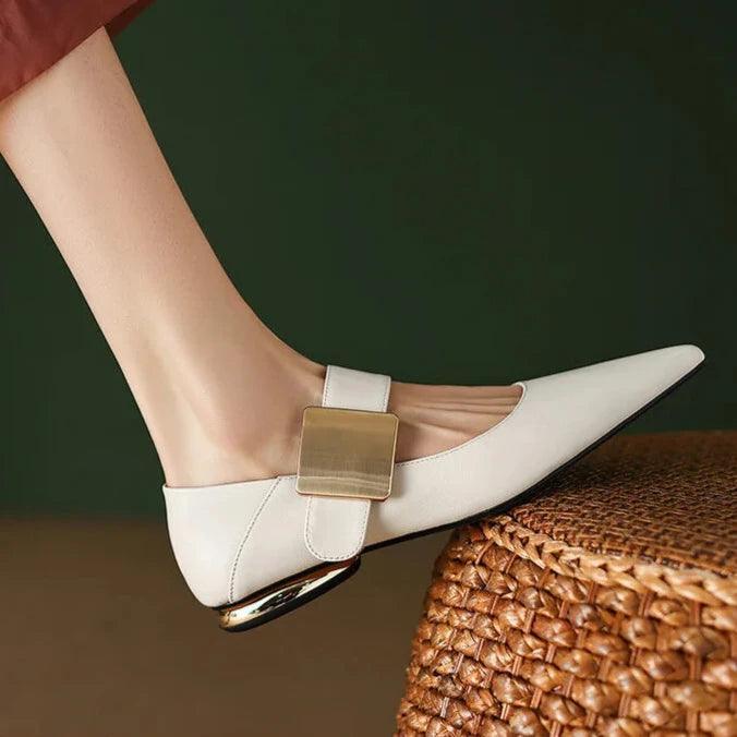 סנדל מעוצב עם שפיץ ועיטור יוקרתי ללוק נשי מרשים