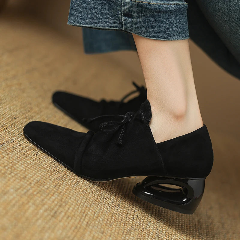 מוקסין זמש של מעצב ספרדי בחיתוך נשי מעוצב להופעה נשית מרתקת