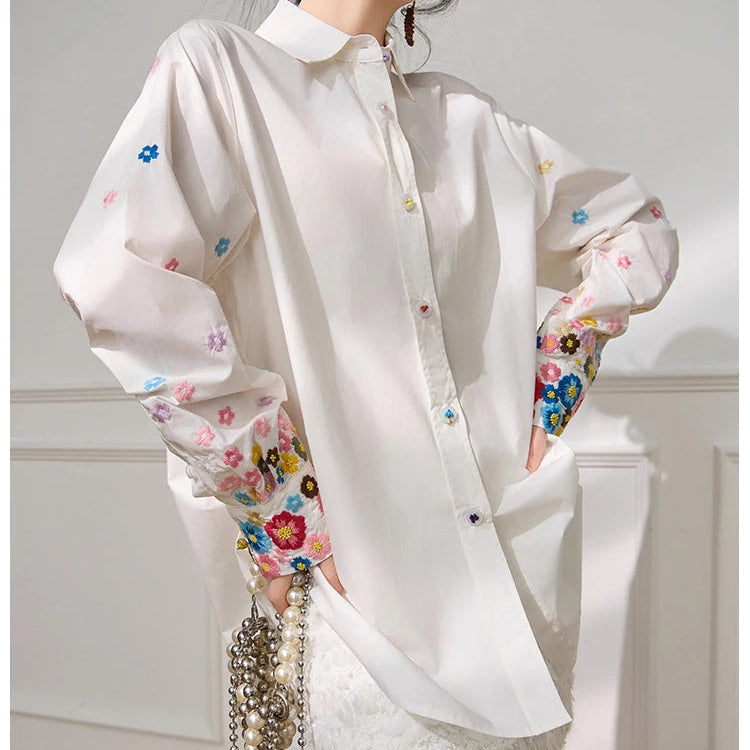 מכופתרת אוברסייז לבנה בגימור רקמת פרחים אביבית משגעת ללוק נשי כובש