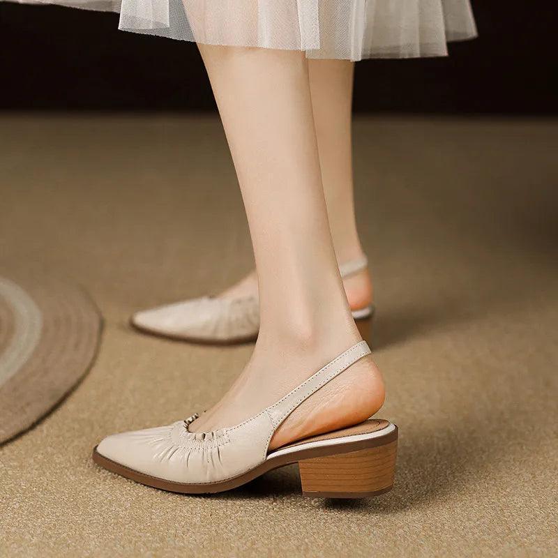 סנדל שפיץ של מעצב מברצלונה בגימור עקב עגול וייחודי ללוק של אישה משפיעה - לה איסלה: אופנה וחזיות פרימיום