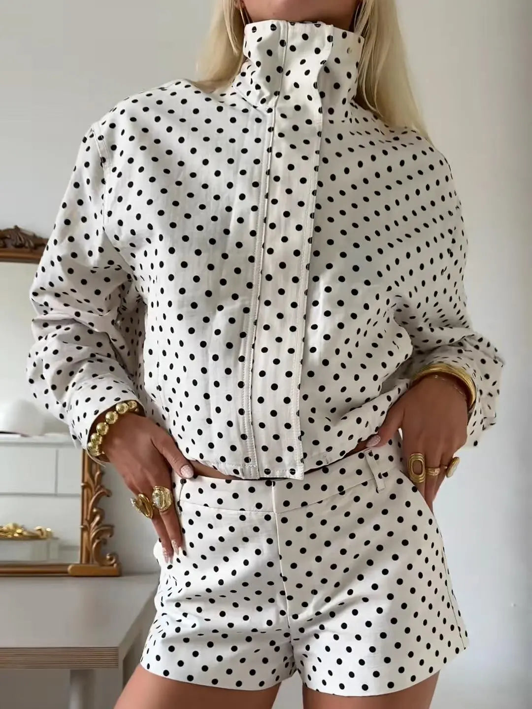 סט נקודות של חצאית וג'קט בגימור רטרו מושלם להופעה מנצחת שלך