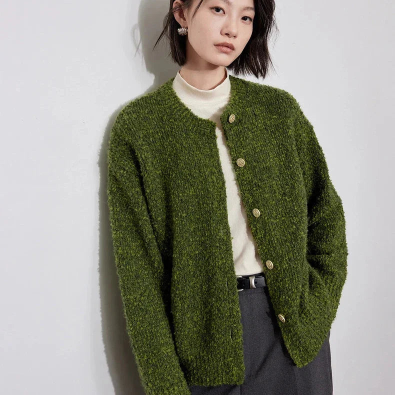 עליונית חורפית בגימור כפתורים אופנתיים ללוק נשי וקרתי ולהופעה מהפנטת