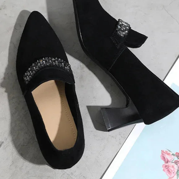 נעל איטלקית בגימור זמש מקורי להופעה אלגנטית ולהופעה של אישה עם נוכחות עוצמתית