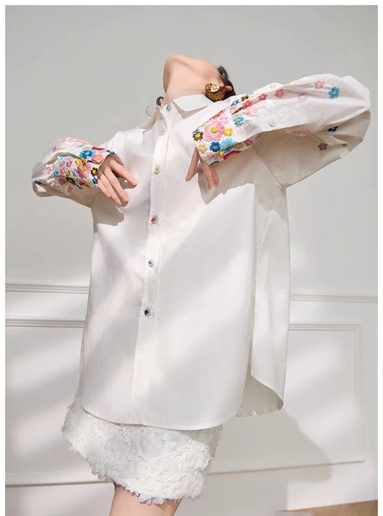 מכופתרת אוברסייז לבנה בגימור רקמת פרחים אביבית משגעת ללוק נשי כובש