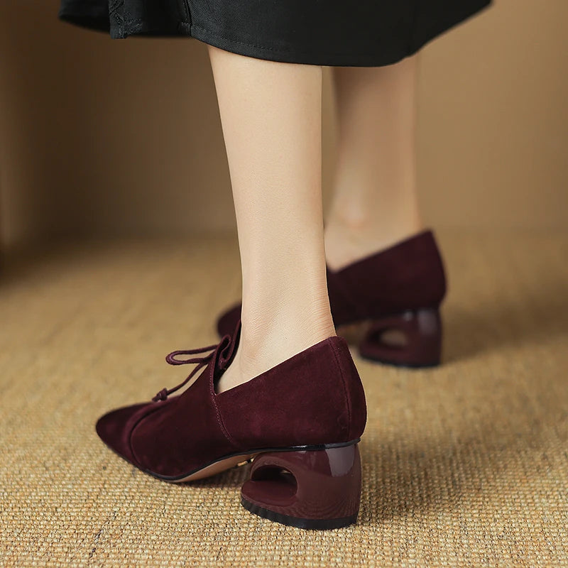 מוקסין זמש של מעצב ספרדי בחיתוך נשי מעוצב להופעה נשית מרתקת