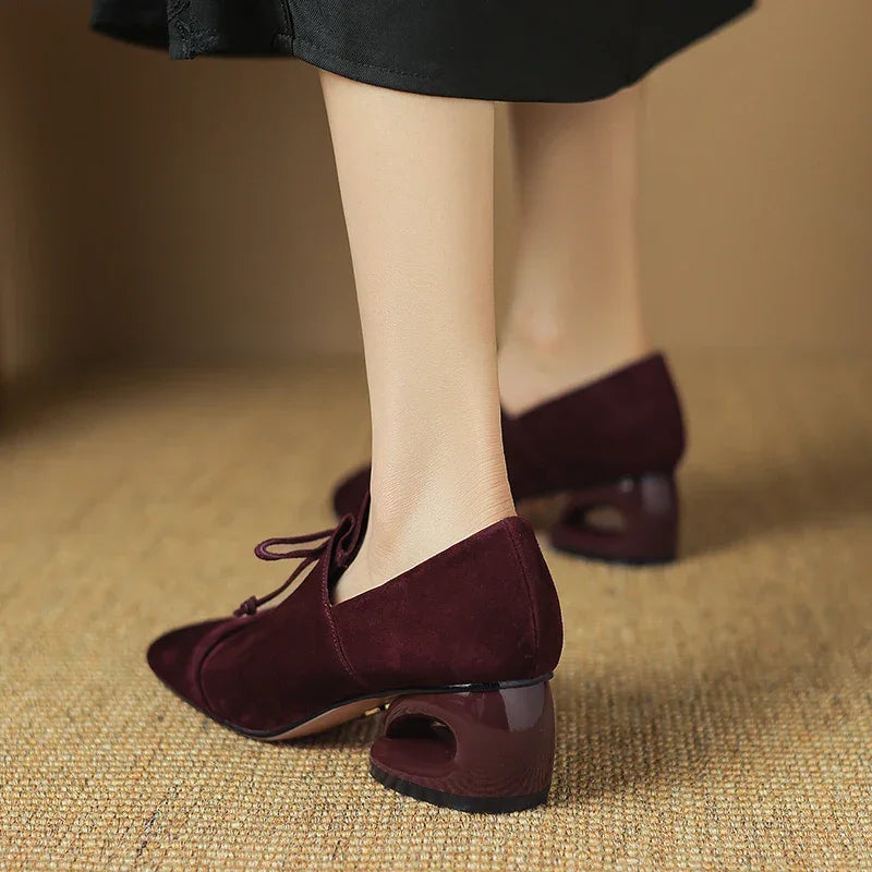 מוקסין זמש של מעצב ספרדי בחיתוך נשי מעוצב להופעה נשית מרתקת