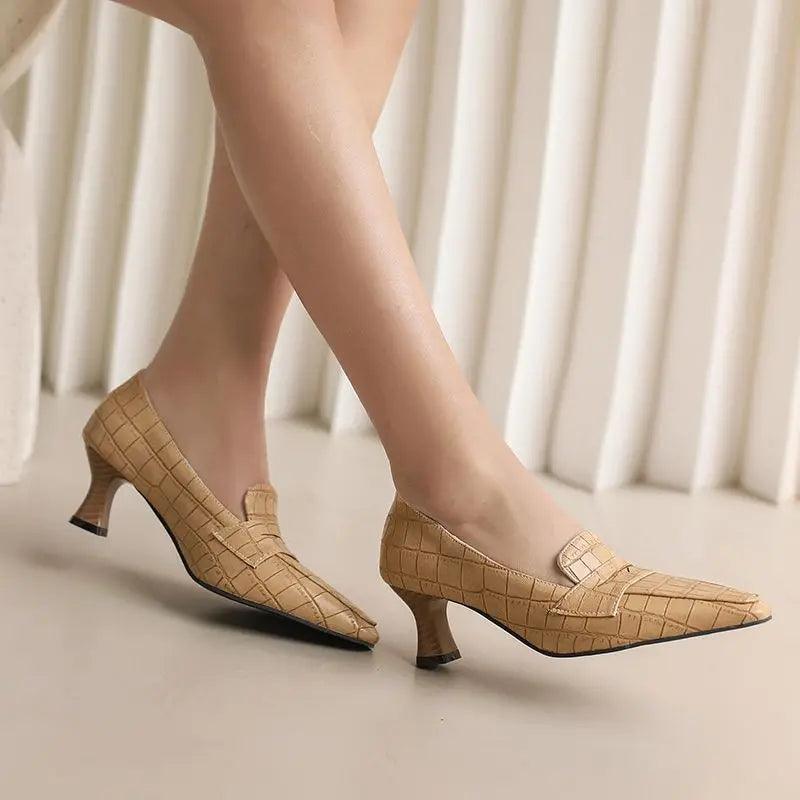 נעלי עקב רטרו מדליקות בגימור נשי מנוחש להופעה מרהיבה וללוק מכובד ויוקרתי - לה איסלה: אופנה וחזיות פרימיום