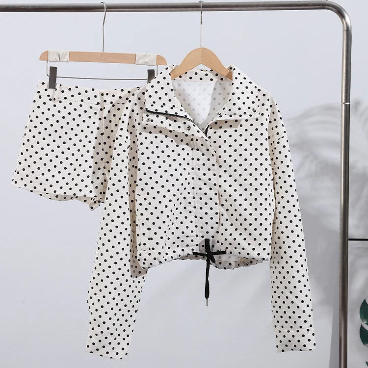 סט נקודות של חצאית וג'קט בגימור רטרו מושלם להופעה מנצחת שלך