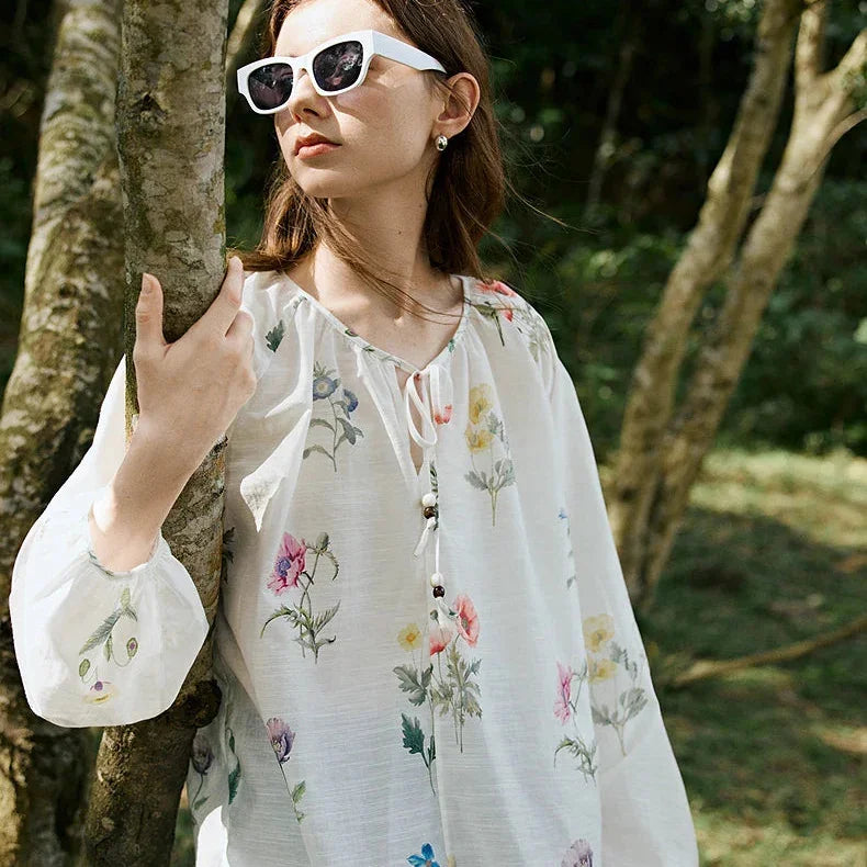 חולצת אוברסייז של מעצב איטלקי בגימור רומנטי ופרחוני ללוק של אישה עדינה