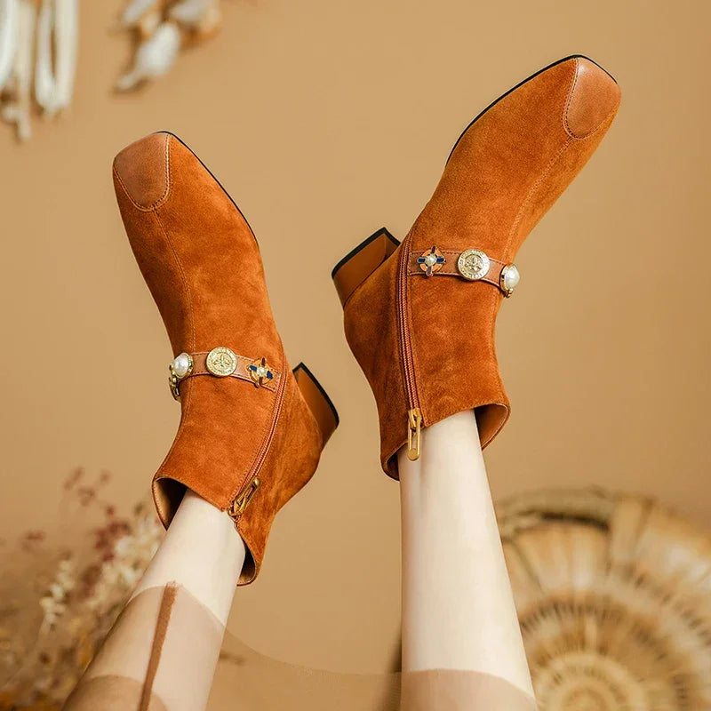 מגפון זמש היסטרי בגימור תכשיט מעוצב ללוק של ערב נוצץ וללוק של אישה מנצחת