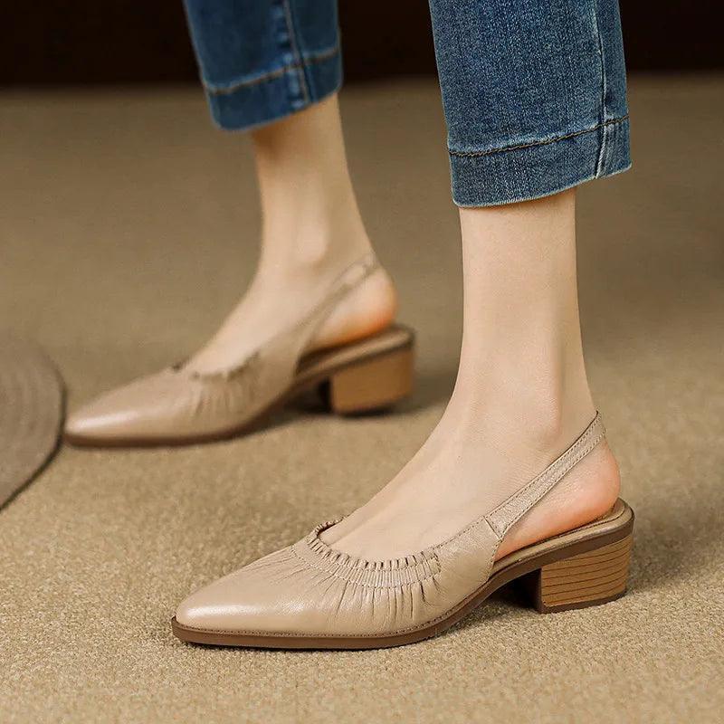 סנדל שפיץ של מעצב מברצלונה בגימור עקב עגול וייחודי ללוק של אישה משפיעה - לה איסלה: אופנה וחזיות פרימיום